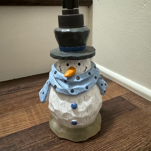 Snowman lotion dispenser that bottom lights up